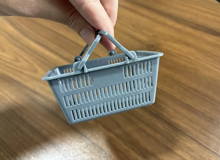 指でつまんだ買い物かごのミニチュアの写真（撮影：grapeライフハック編集部）