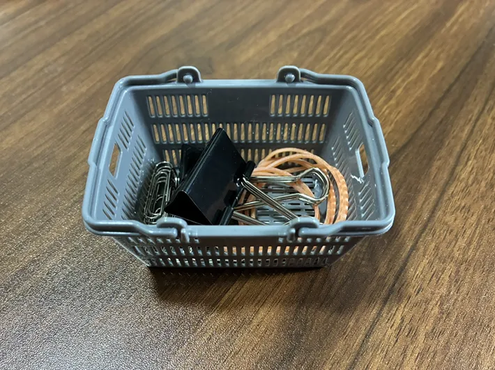 小さな文房具を入れた買い物かごのミニチュアの写真（撮影：grapeライフハック編集部）