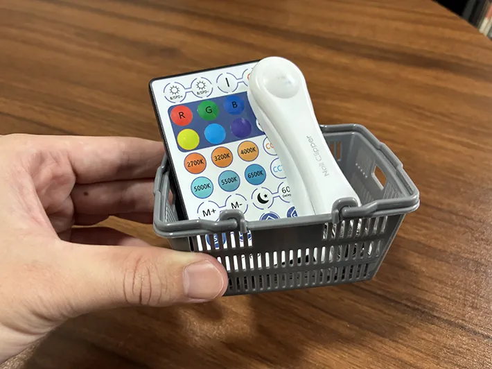 小物を入れた買い物かごのミニチュアの写真（撮影：grapeライフハック編集部）