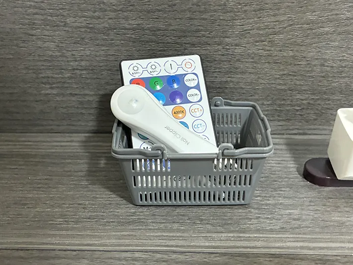 小物を入れた買い物かごのミニチュアの写真（撮影：grapeライフハック編集部）