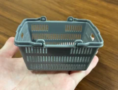 手のひらに乗った買い物かごのミニチュアの写真（撮影：grapeライフハック編集部）