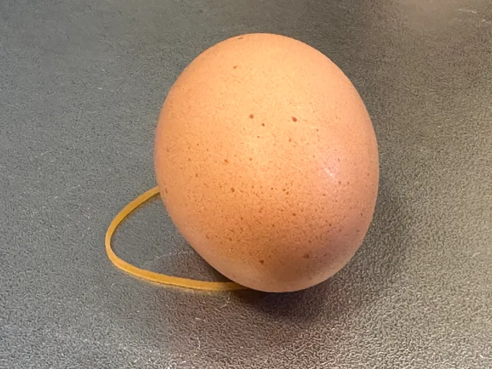 卵の下に輪ゴムを置いている画像（撮影：grapeライフハック編集部）
