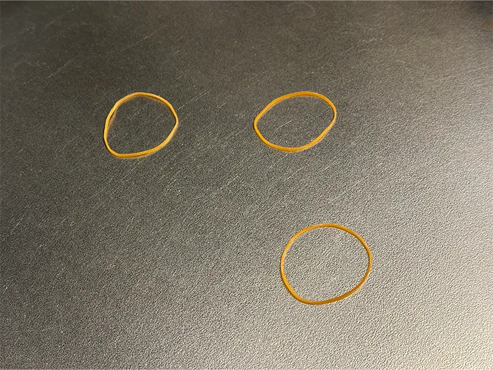 輪ゴムを複数個置いている画像（撮影：grapeライフハック編集部）