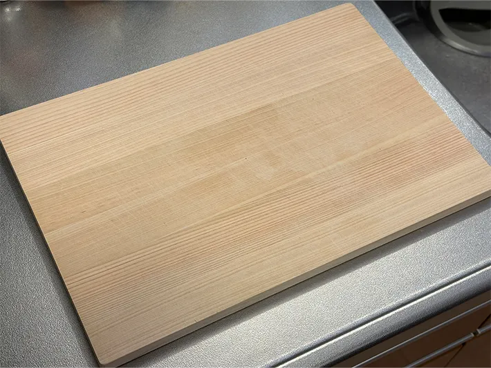 輪ゴムの上にまな板を置いている画像（撮影：grapeライフハック編集部）