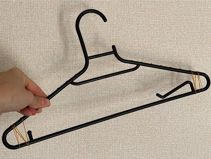 ハンガーの両端に輪ゴムを巻いている画像（撮影：grapeライフハック編集部）