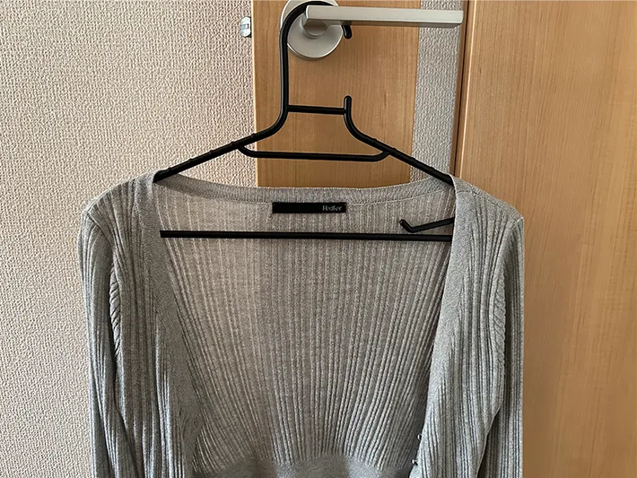 輪ゴムを巻いたハンガーに服をかけた画像（撮影：grapeライフハック編集部）