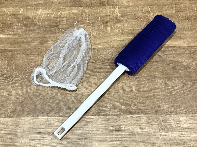 水切りネットとモップを机に置いた場面（撮影：grapeライフハック編集部）