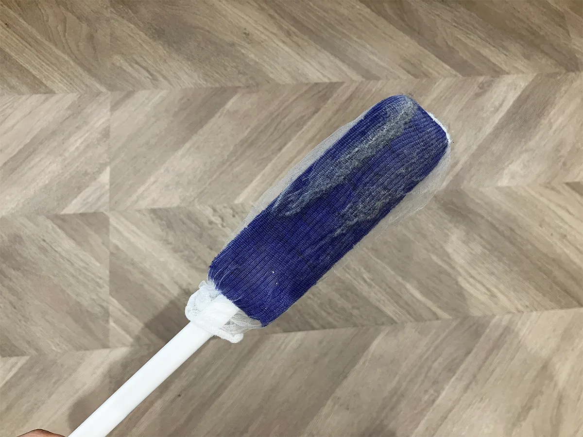 水切りネットを被せたモップで掃除した後の場面（撮影：grapeライフハック編集部）