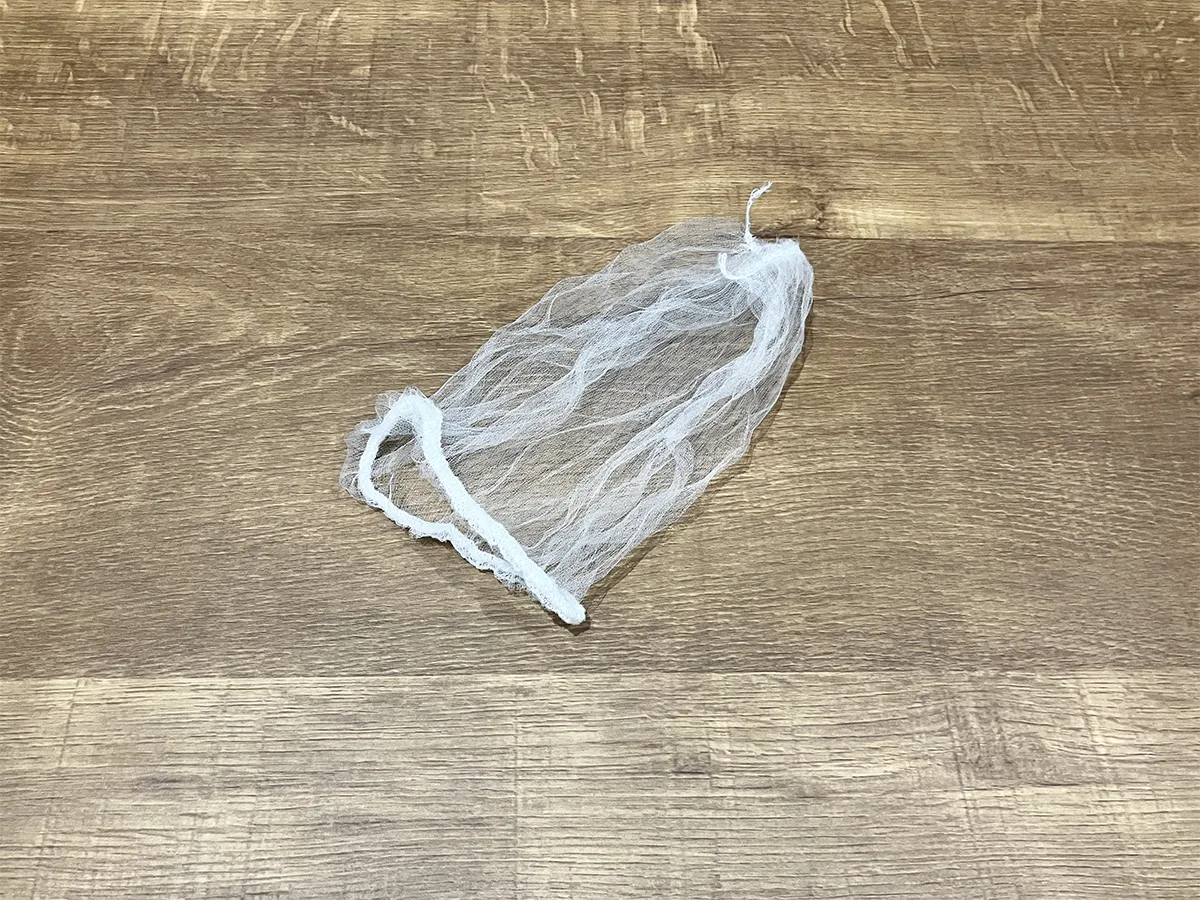 水切りネットを机に置いた場面(撮影:grapeライフハック編集部)