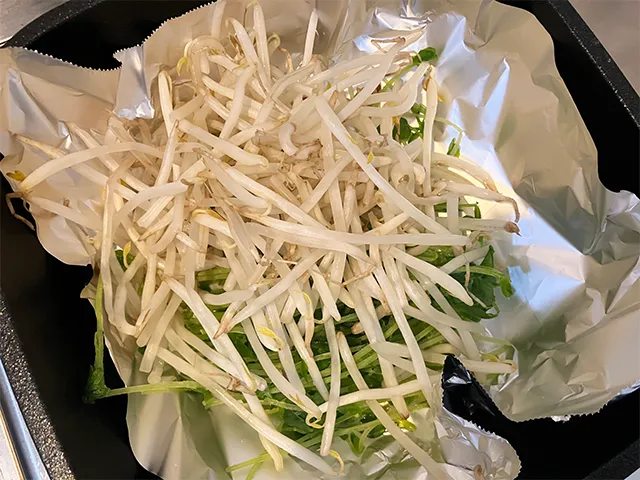 モヤシと豆苗をフライパンで炒める場面（撮影：grapeフード編集部）