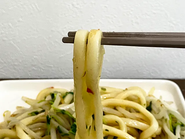 『チャーハン風焼うどん』のうどんを持ち上げた場面（撮影：grapeフード編集部）