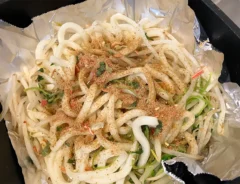 モヤシと豆苗、うどんをフライパンで炒め、五目チャーハンの素をかけた場面（撮影：grapeフード編集部）