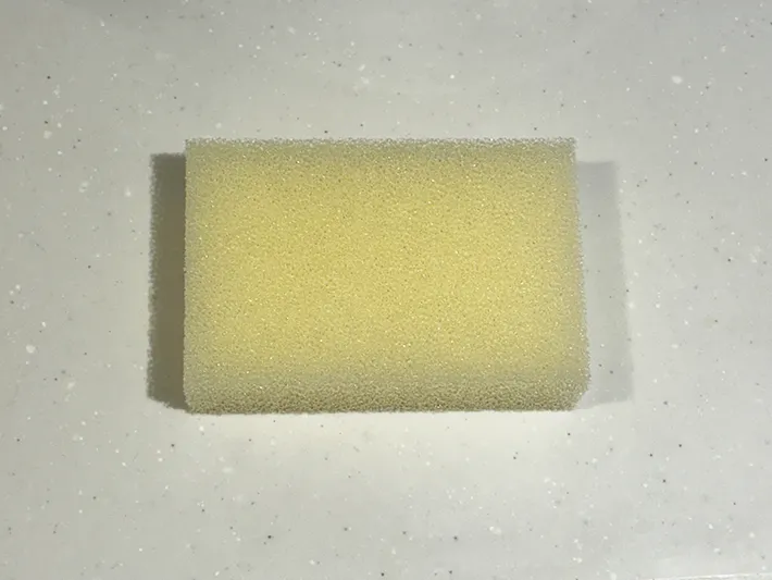 机に置かれたスポンジの写真（撮影：grapeライフハック編集部）