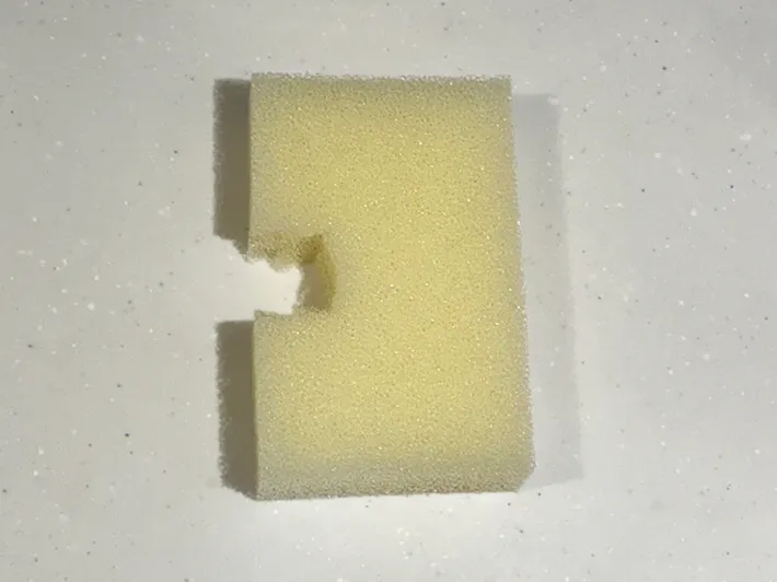 机に置かれた、コの字にカットしたスポンジの写真（撮影：grapeライフハック編集部）