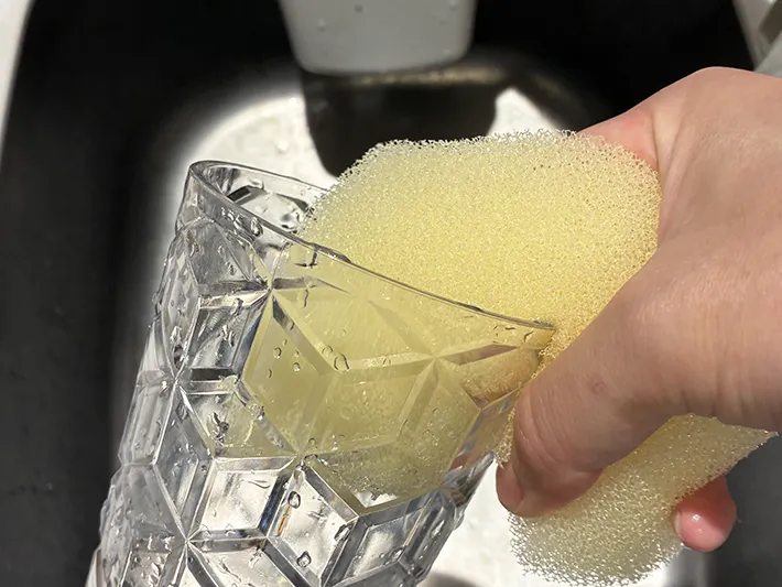 コップをスポンジで洗う場面の写真（撮影：grapeライフハック編集部）