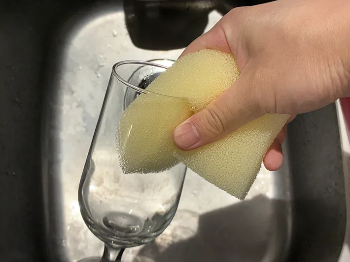 グラスをスポンジで洗う場面の写真（撮影：grapeライフハック編集部）