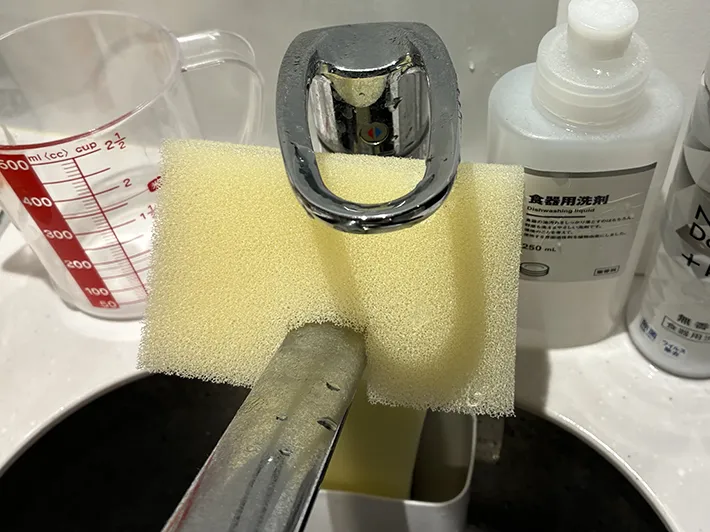 蛇口にかけたスポンジの写真（撮影：grapeライフハック編集部）