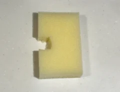 机に置かれた、コの字にカットしたスポンジの写真（撮影：grapeライフハック編集部）
