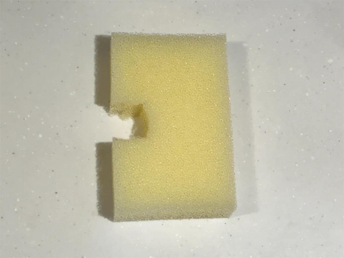 机に置かれた、コの字にカットしたスポンジの写真（撮影：grapeライフハック編集部）