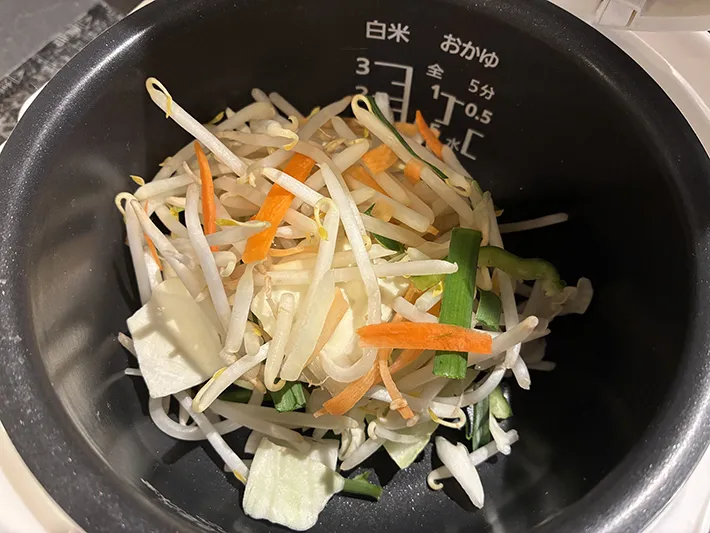 カット野菜が入った炊飯器の写真（撮影：grapeフード編集部）