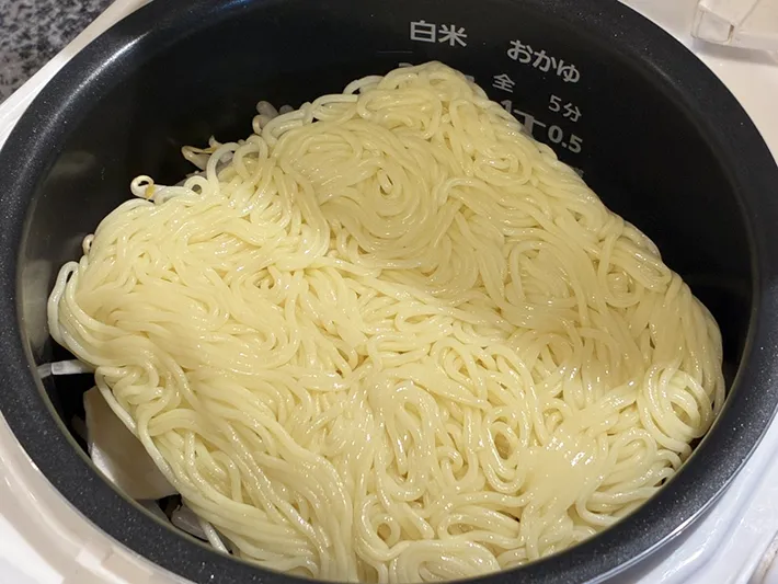 焼きそばの生麺が入った炊飯器の写真（撮影：grapeフード編集部）