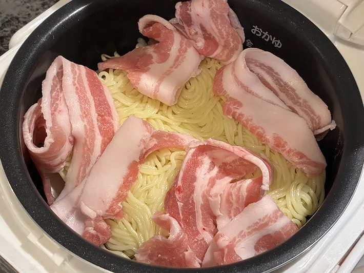 焼きそばの生麺や肉が入った炊飯器の写真（撮影：grapeフード編集部）