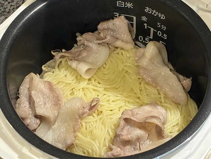 焼きそばの麺や肉が入った炊飯器の写真（撮影：grapeフード編集部）