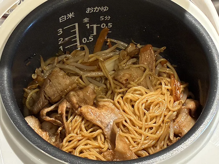 焼きそばが入った炊飯器の写真（撮影：grapeフード編集部）
