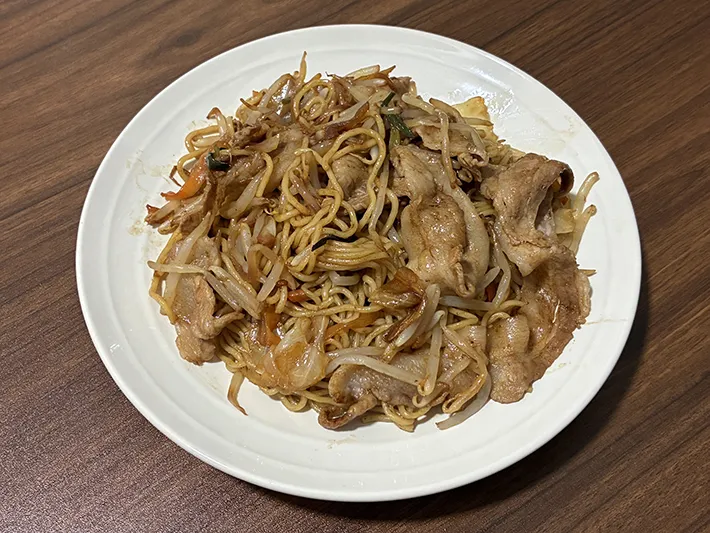 皿に入った焼きそばの写真（撮影：grapeフード編集部）