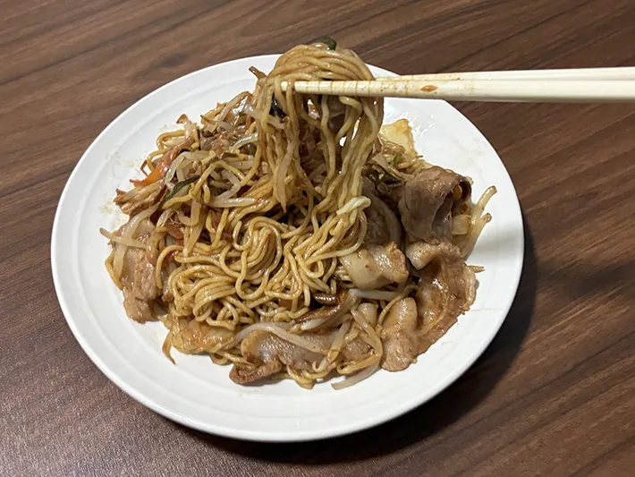 箸でつかんだ焼きそばの写真（撮影：grapeフード編集部）