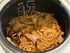 焼きそばが入った炊飯器の写真（撮影：grapeフード編集部）