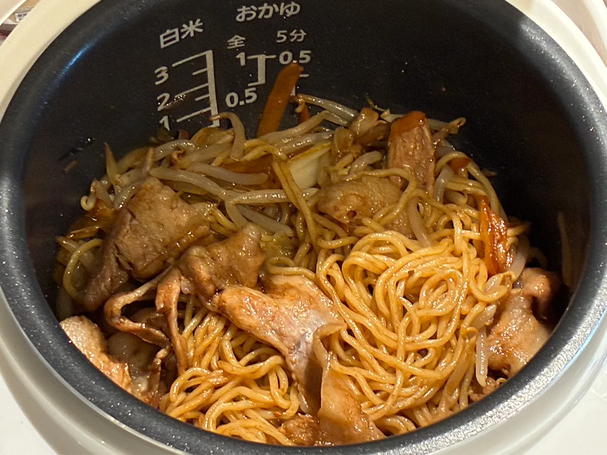 焼きそばが入った炊飯器の写真（撮影：grapeフード編集部）