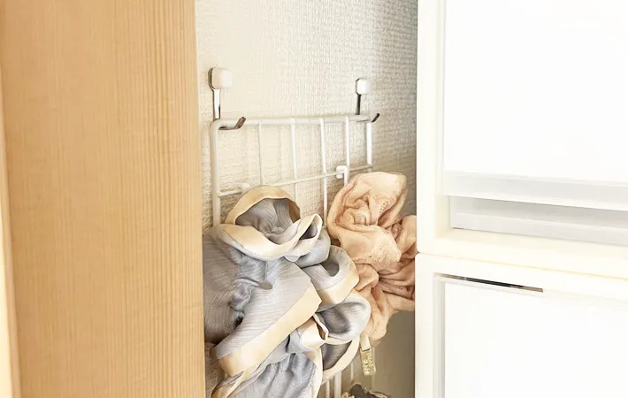 『ワイヤーネットで隙間収納』の写真（撮影：Classy Life）