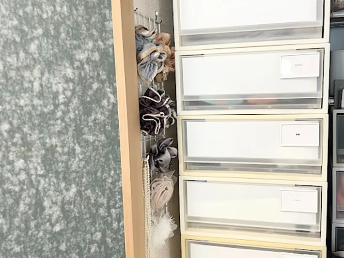 『ワイヤーネットで隙間収納』の写真（撮影：Classy Life）