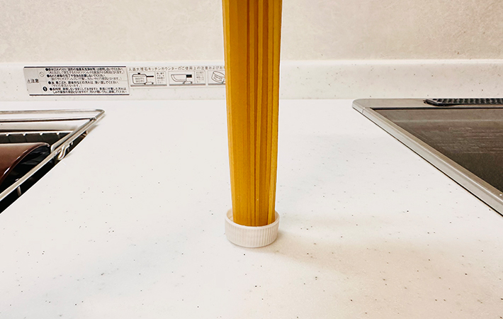 ペットボトルキャップのくぼみ部分にスパゲッティを入れている写真