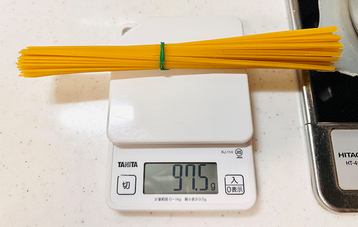 ペットボトルキャップで量った一人前のスパゲッティをスケールに乗せたら97.5gだった写真