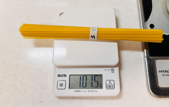 結束タイプのスパゲッティの一人前をスケールに乗せたら101.5gだった写真