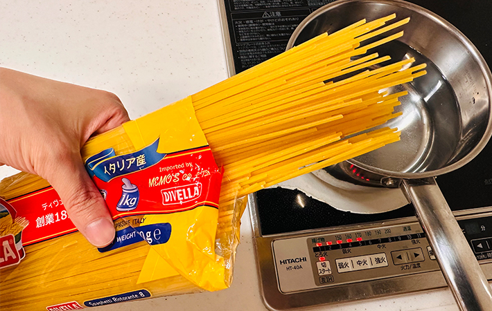 非結束タイプのスパゲッティの袋を手に持っている写真