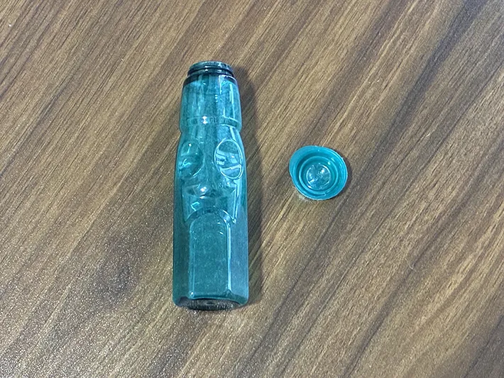 机に置かれたラムネの容器の写真（撮影：grapeライフハック編集部）