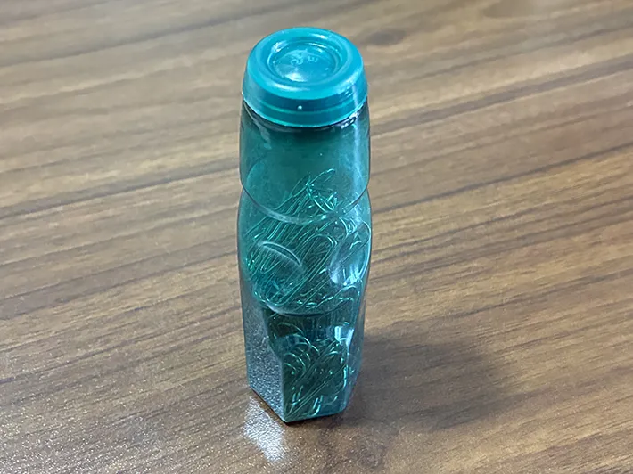 クリップを入れたラムネの容器の写真（撮影：grapeライフハック編集部）