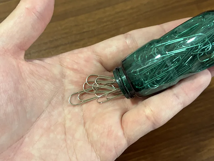 ラムネの容器からクリップを取り出す場面の写真（撮影：grapeライフハック編集部）