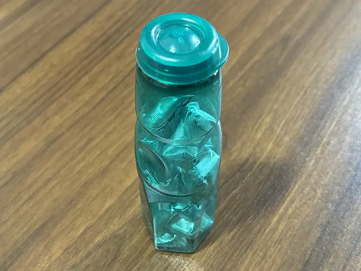 ガムを入れたラムネの容器の写真（撮影：grapeライフハック編集部）