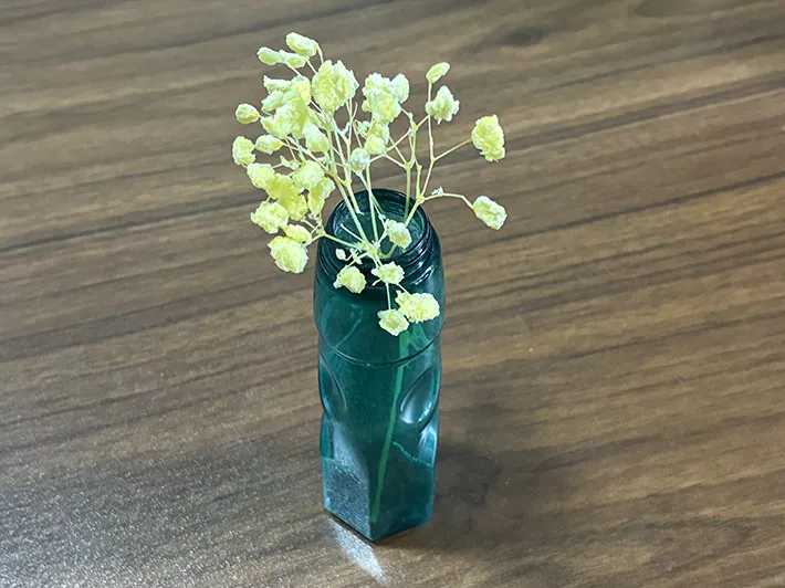 ドライフラワーを挿したラムネの容器の写真（撮影：grapeライフハック編集部）