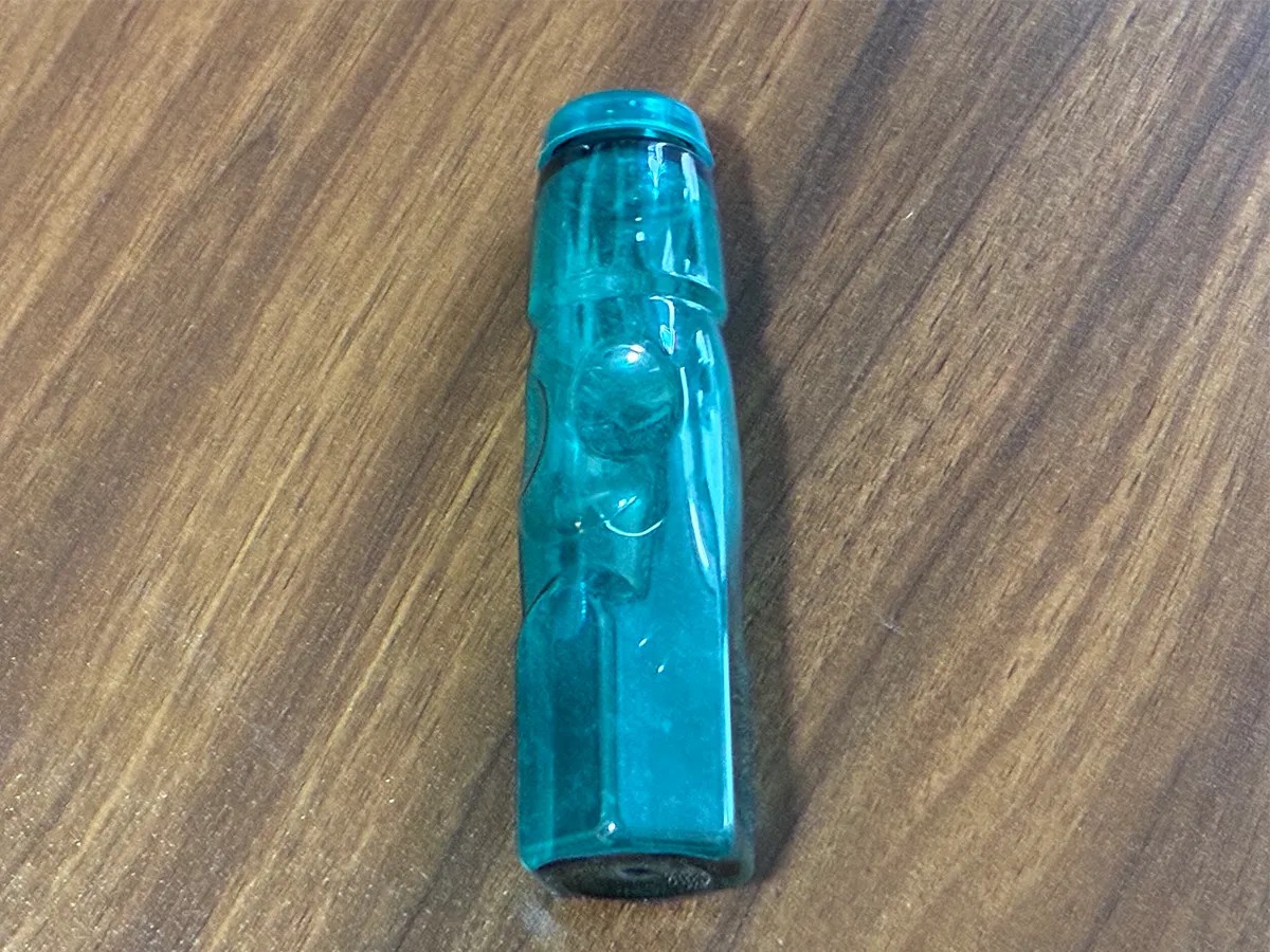 机に置かれたラムネの空き容器の写真（撮影：grapeライフハック編集部）