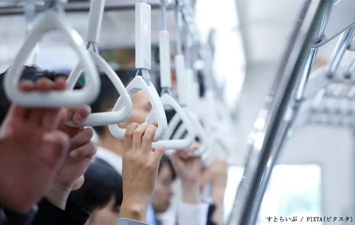 通勤中のつり革の写真