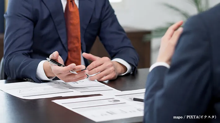 商談を行うサラリーマンの写真