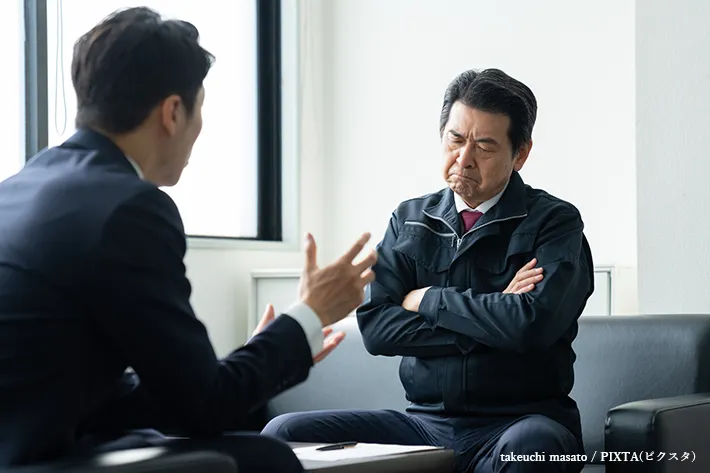 商談を行うビジネスパーソンの写真