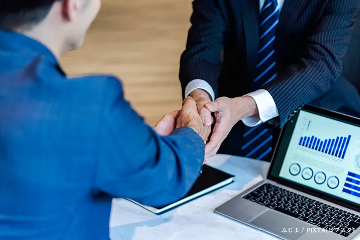 握手する2人の写真