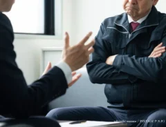 商談を行うビジネスパーソンの写真