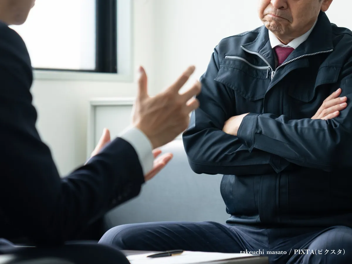 商談を行うビジネスパーソンの写真